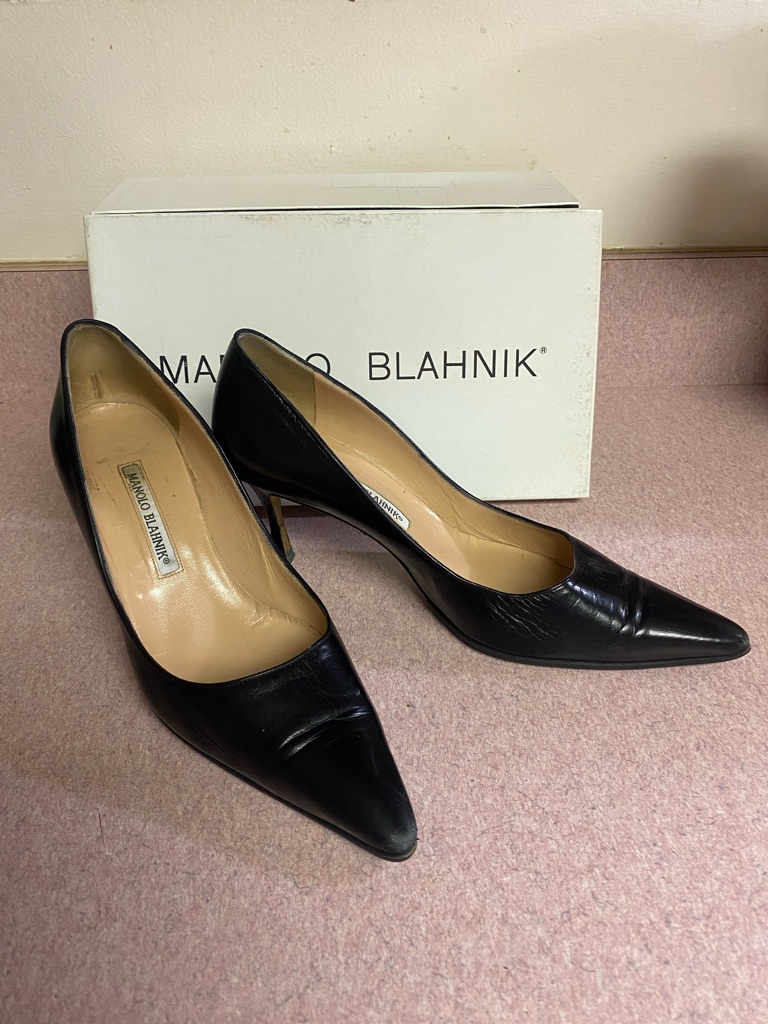 Manolo Blahnik Black Leather Pointed-Toe Pumps. Vintage 90s âCarolineâ